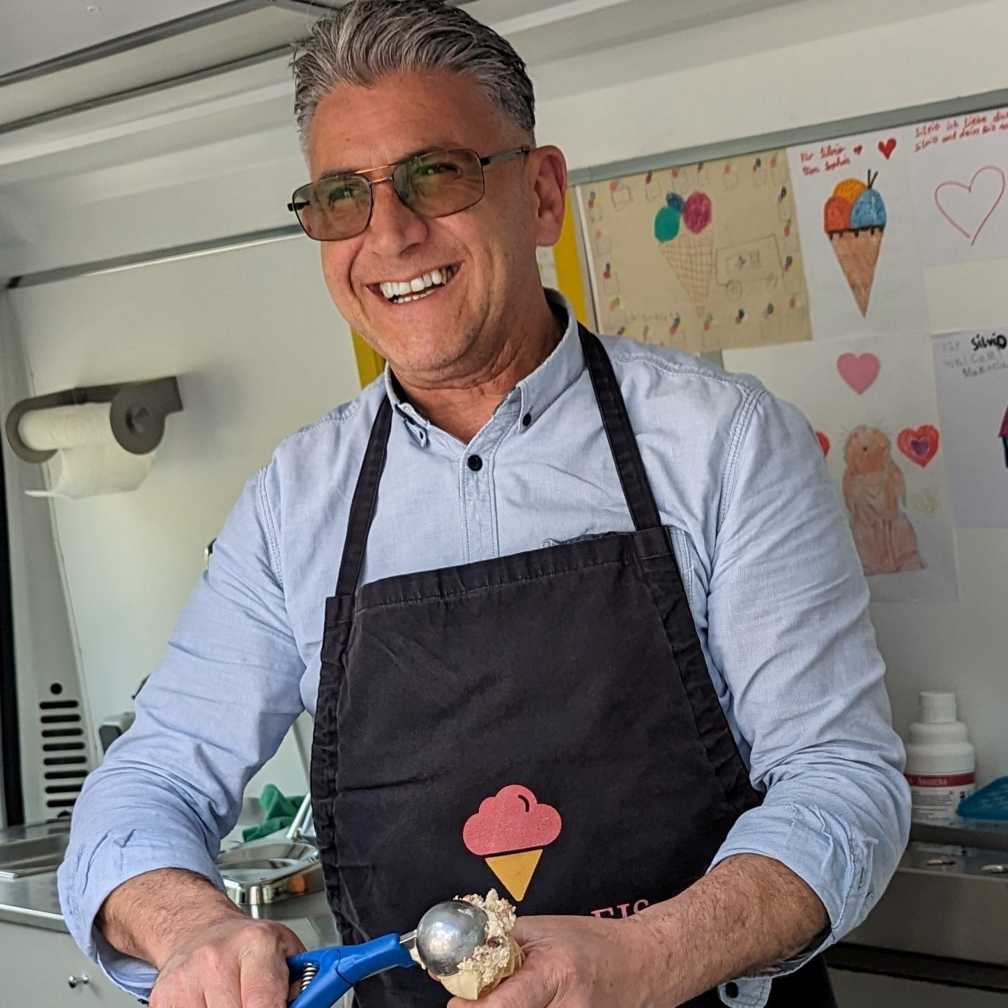 SILVIOS EISTAXI – Geschmackvolles Eis, geliefert mit einem Lächeln.